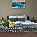Local Hotel, Bw Signature Collection 公寓式酒店 班斯科