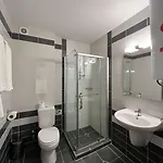 Local Hotel, Bw Signature Collection 公寓式酒店 班斯科